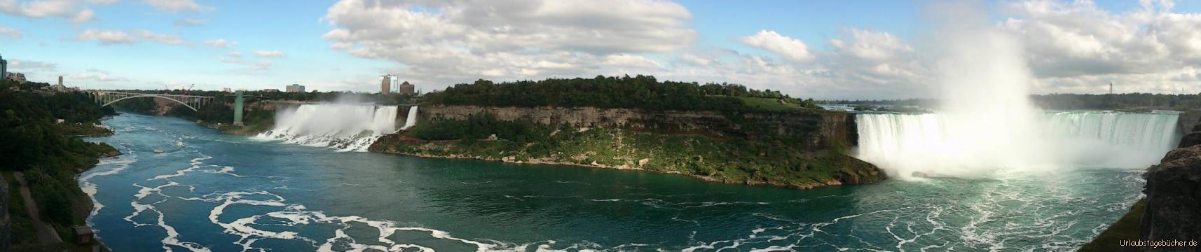 Niagarafälle: ein Blick von der Rainbow Bridge (ganz links) über die gesamten Niagarafälle (links der US-amerikanische und rechts der kanadische Teil)