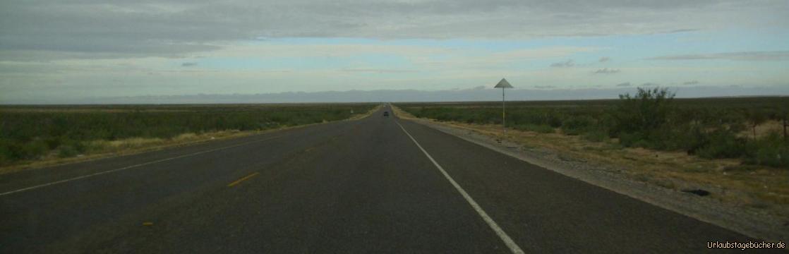 US Route 285: durch menschenleeres Land führt uns die U.S. Route 285 schnurgerade 225 km von Fort Stockton (Texas) nach Carlsbad (New Mexico) 