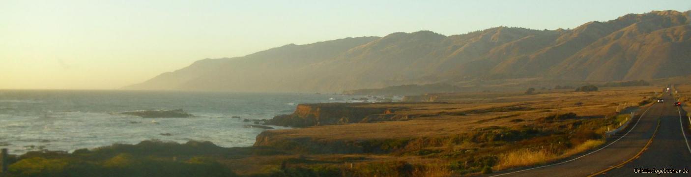 Cabrillo Highway: der letzte gerade Straßenabschnitt des Cabrillo Highway führt uns direkt auf das Santa-Lucia-Gebirge zu,
an dessen (Steil-)Küste Big Sur uns viele viele Serpentinen erwarten.