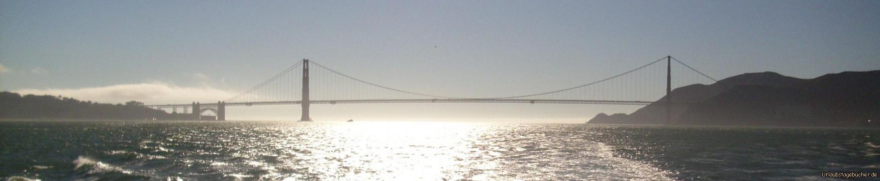 Golden Gate Bridge: die Golden Gate Bridge, von der San Francisco Bay aus gesehen, trennt die Bucht von San Francisco vom Pazifik, verbindet
mit einer Gesamtlänge von 2737m San Francisco mit dem Marin County und war bei ihrer Eröffnung 1937 die längste Hängebrücke der Welt