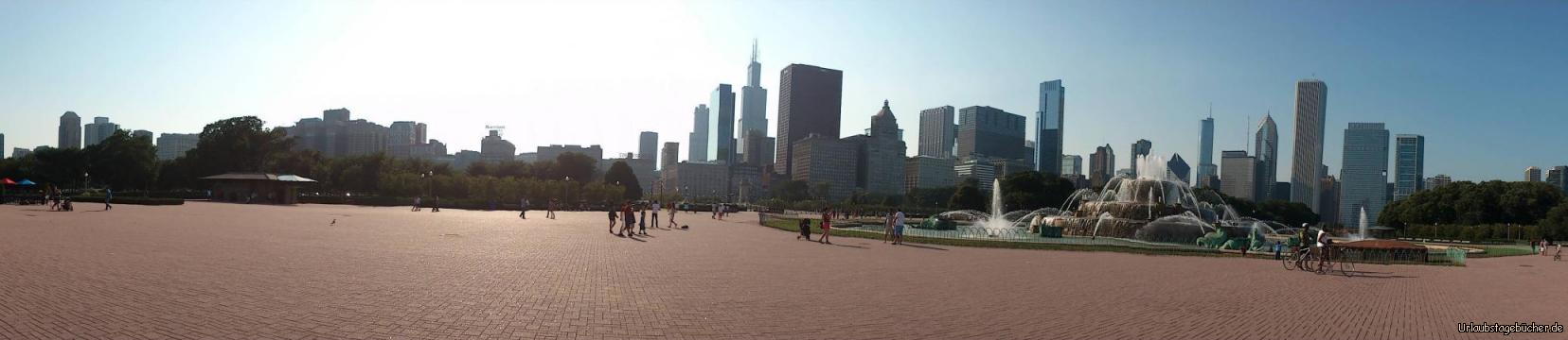 Buckingham Fountain Flower Gardens: der Buckingham-Brunnen im Grant Park vor der Skyline von Chicago