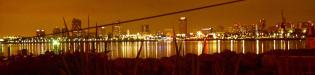 Long Beach: der Hafen und die Skyline von Long Beach, Kalifornien bei Nacht vom Pier der Queen Mary aus gesehen