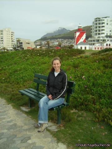 Katy vorm Leuchtturm: Katy vor dem Leuchtturm