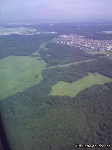 Frankfurt Skyline: im Hintergrund die Skyline von Frankfurt