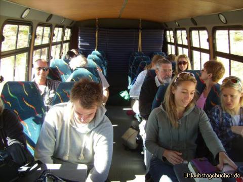 im Truck: unser Truck von innen und unsere Gruppe
(Katy sitzt hinten links - und wenn ich nicht gerade fotografiere sitz ich irgendwo neben ihr)