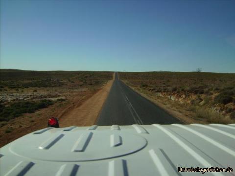 Straße durchs Nichts: unsere Straße führt kerzengerade durchs Nichts