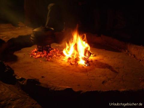 Lagerfeuer: unser Lagerfeuer (mitte) und unser Abendessen (im Topf links)
