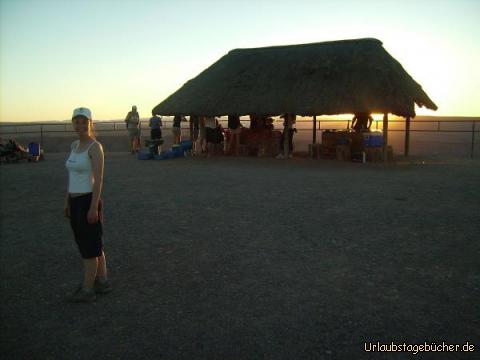 Katy beim Snacken: Katy und der Rest der Gruppe beim Snacken am Fish River Canyon