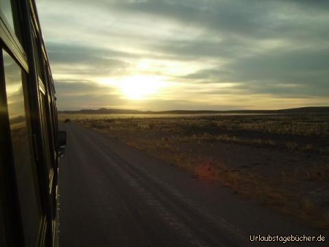 Sonnenaufgang: Sonnenaufgang während der Fahrt