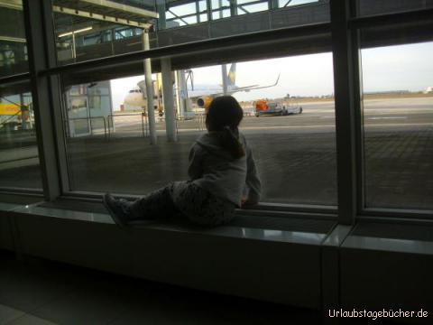 Flughafen Leipzig: auch wenn es auf einem Flughafen wirklich viel zu sehen gibt;
nicht nur für Vivian darf es nach 2 Stunden Warten endlich weitergehen