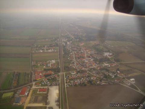 Trautmannsdorf: der Blick auf Wien bleibt uns beim Anflug auf den Wiener Flughafen leider verwehrt,
dafür sehen wir aber Trautmannsdorf an der Leitha von oben