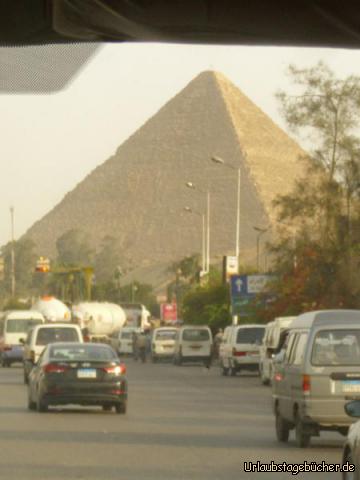 Pyramide: auf unserer Fahrt zu unserem Hotel in Gizeh
können wir schon einen ersten Blick auf die großen Pyramiden werfen