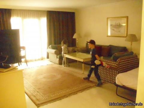 Apartment: Vivian und Viktor erkunden unser Apartment
im Hotel Steigenberger Cairo Pyramids (ehemals Mövenpick)