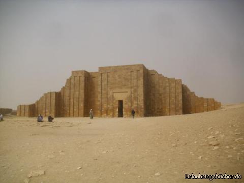 Eingangstor: um zur Stufenpyramide des Djoser zu gelangen,
muss man dieses (rekonstruierte) Eingangstor passieren,
welches über Kolonnade und Portikus zum Südhof der Pyramide führt