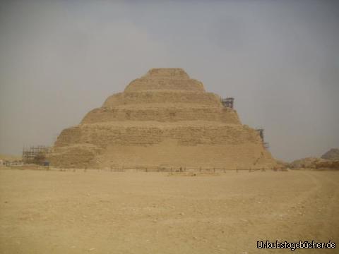Stufenpyramide des Djoser: mit einem Alter von über 4½ Tausend Jahren und einer Höhe von 62½ Metern
ist die Stufenpyramide des Djoser die älteste und neunthöchste der ägyptischen Pyramiden
(und sie ist die einzige mit einer nichtquadratischen Grundfläche)