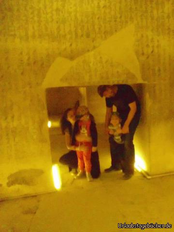 Eingang zur Grabkammer: um in der Unas-Pyramide die Grabkammer zu betreten,
sollte man nicht deutlich größer als Vivian oder Viktor sein
oder (so wie Katy und ich) den Kopf gut einziehen