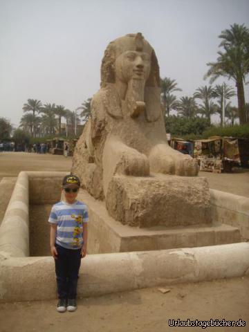 Alabastersphinx: Viktor im Garten des Freilichtmuseums bei Mit Rahina
neben der 8,7 × 4,7 Meter großen Alabastersphinx,
die einst im Tempel des Ptah in Memphis stand