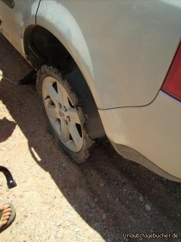 zerstörter Reifen: ein durch Hitze und "Straße" total zerstörter Reifen