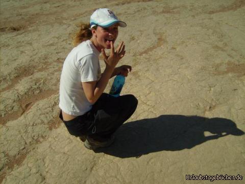 Katy testet: Katy testet, ob der Boden im Sossusvlei salzig ist - ja, ist er