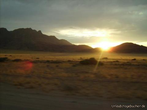 Sonnenaufgang: Sonnenaufgang während der Fahrt