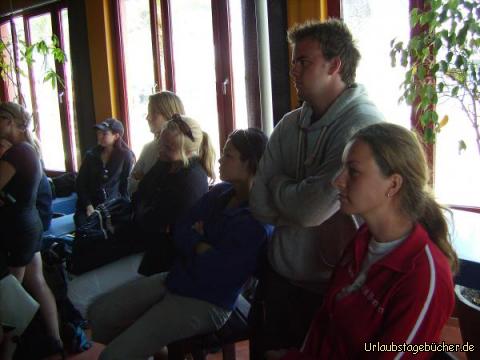 Kaffeefahrtfeeling: Das perfekte Kaffeefahrtfeeling:
Katy und die restliche Gruppe dürfen Verbraucherinformationen anschauen