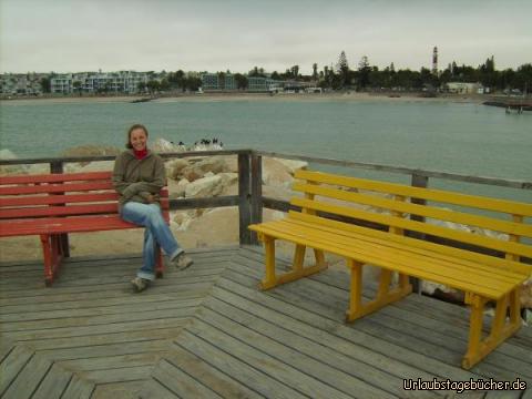 Katy vorm Strand: Katy vor dem Strand und dem Leuchtturm von Swakopmund