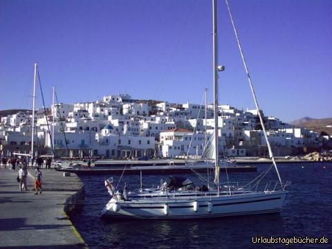 Naoussa: Blick vom Hafen über Naoussa