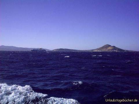 auf hoher See: auf Hoher See treffen wir wieder eine Blue Star Fähre
(die große Insel im Hintergrund ist übrigens Naxos)