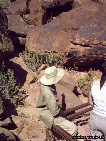 unsere Guide: unsere Guide zeigt uns eine auf Fels verewigte Giraffe im Twyfelfontein