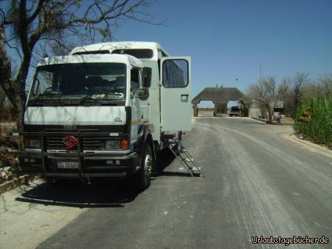Anderson Tor: das Anderson Tor, durch das wir in den Etosha Nationalpark einfahren