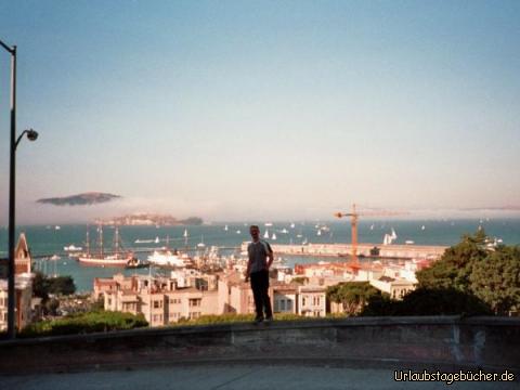 Bucht im Nebel: hier steh ich vor der im Nebel liegenden Bucht von San Francisco