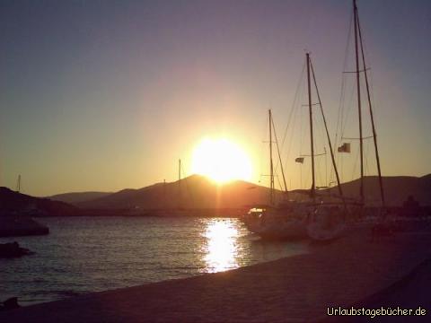 Sonnenuntergang: Sonnenuntergang über dem Hafen von Naoussa