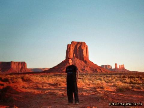 Sonnenaufgang und ich: ich bei Sonnenaufgang im Monument Valley