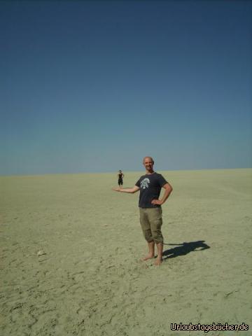 Etosha Pan: Katy und ich im ausgetrockneten Etosha Pan