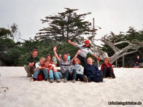 Gruppenfoto mit mir: noch ein Gruppenfoto am Strand von Carmel,
aber diesmal mit mir mitten in der Mitte