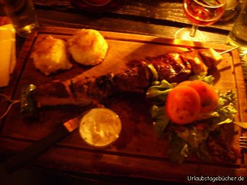 Abendessen: unser Abendessen:
ein Strauß-Springbock-Kudu-Zebra-Spieß