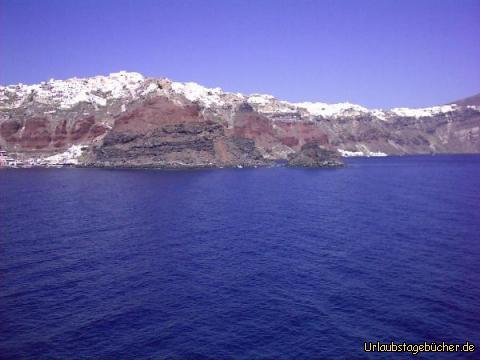 Oia: das auf dem Kraterrand gelegene Oia von der Caldera aus gesehen