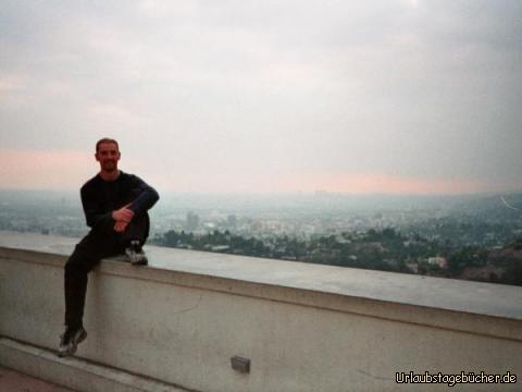 ich am Griffith Observatory: ich vor der Skyline von Los Angeles