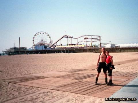 wir am Santa Monica Beach: Anja und ich beim Rollerscaten am Strand von Santa Monica Beach