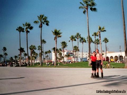 zurück am Venice Beach: Anja und ich mit Rollerscates zurück am Strand von Venice Beach