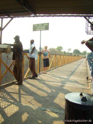 Katy in Simbabwe: Katy ist in Simbabwe
(so etwa 10 cm im Landesinneren)