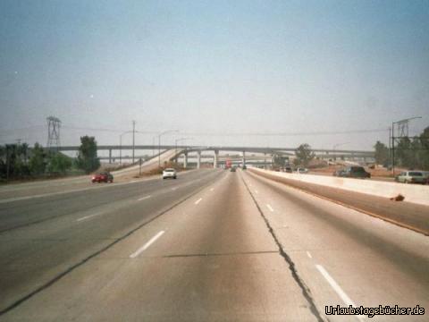 Highway: wir verlassen Los Angeles auf dem Highway in Richtung Wüste