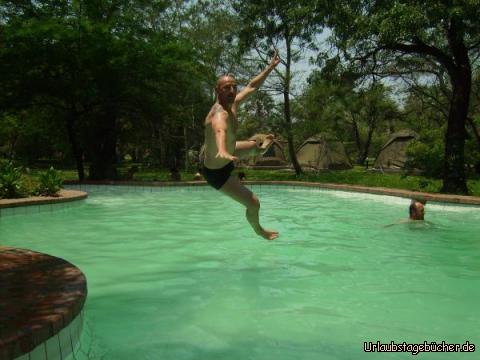 ich im Pool: zur Abkühlung versenke ich mich im Pool