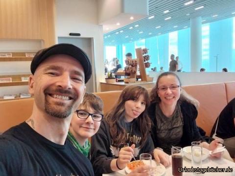 wir auf dem Flughafen München: weil meine Frau Katy diesmal gebucht hat,
sind wir gaaanz zufällig in der Business Class gelandet 
und nutzen das gleich, um in der Business Lounge zu essen 