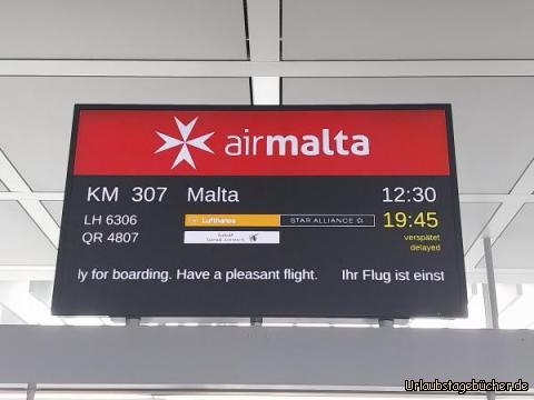 Verspätung: unser für 12:30 Uhr angekündigter Abflug wurde immer wieder verschoben:
erst 20:30 Uhr hebt unser Flugzeug endlich ab 