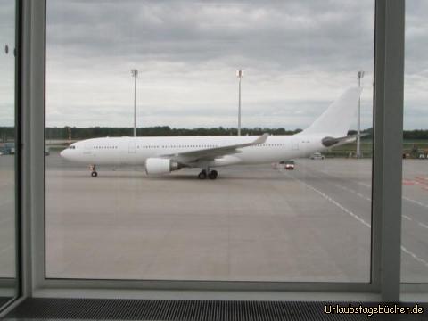 unser Flugzeug: endlich, nachdem wir unseren ersten Reisetag seit um 9 Uhr auf dem Flughafen verbracht haben,
kommt am Abend endlich unser recht schmuckloses Ersatzflugzeug angerollt
(das Boarding zieht sich aber noch: abheben wird es mit uns an Bord erst 20:30 Uhr)