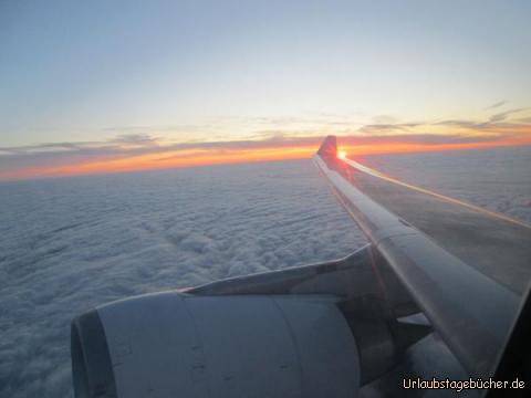 Sonnenuntergang: über den Wolken erleben wir den Sonnenuntergang auf dem Weg nach Malta