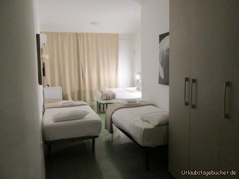Hotelzimmer: wir haben ein recht großes und soweit sauberes Eckzimmer im Hotel,
in dem aber etwas eine sterile Ferienlager-Stimmung aufkommt
(die Fotos mit Blick aus dem Fenster über die Bucht sind leider bei Nacht nix geworden)