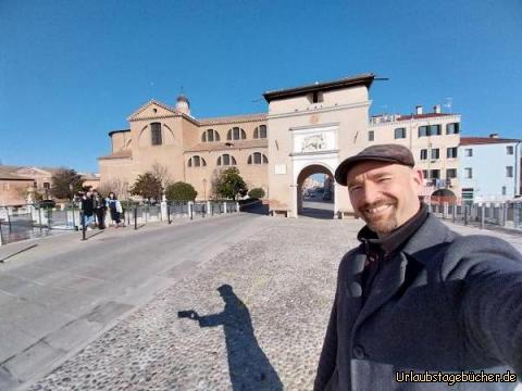 wir vor Porta Santa Maria: vor der Cattedrale di Santa Maria Assunta
und der Porta Santa Maria, dem Stadttor von Chioggia 