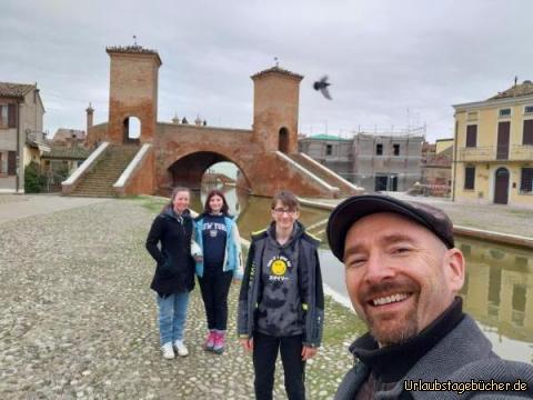 wir vor Ponte dei Trepponti: vor der Ponte dei Trepponti in Comacchio,
5 Treppen die zu einer Brücke werden